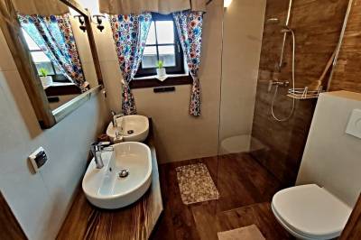 Kúpeľňa so sprchovacím kútom a toaletou, Bačova drevenica, Liptovský Ján