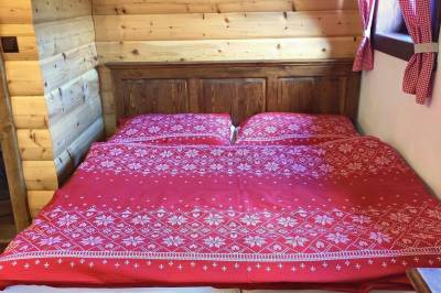 Spálňa s manželskou posteľou, Bačova drevenica, Liptovský Ján