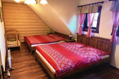 Spálňa s manželskými posteľami, Bačova drevenica, Liptovský Ján