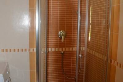 Kúpeľňa so sprchovacím kútom, Chata pod Kykulou, Oščadnica