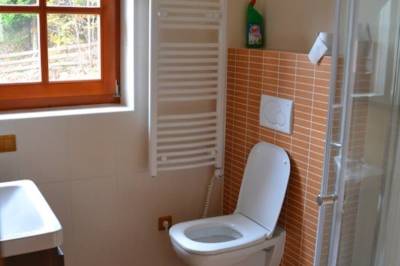 Kúpeľňa so sprchovacím kútom a toaletou, Chata pod Kykulou, Oščadnica