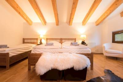 Spálňa s manželskou a 1-lôžkovou posteľou, Alpinum Chalet Hight Tatras, Nová Lesná