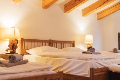 Spálňa s manželskou a 1-lôžkovou posteľou, Alpinum Chalet Hight Tatras, Nová Lesná