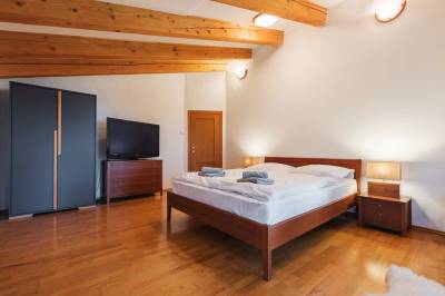 Spálňa s manželskou posteľou a TV, Alpinum Chalet Hight Tatras, Nová Lesná