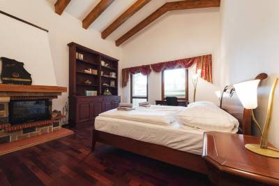 Spálňa s manželskou posteľou a krbom, Alpinum Chalet Hight Tatras, Nová Lesná