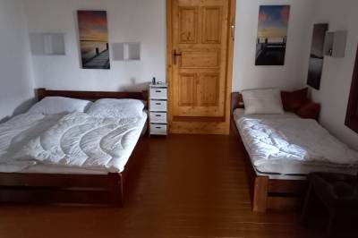 Spálňa s manželskou a 1-lôžkovou posteľou, Drevenica u Medveďa, Polomka