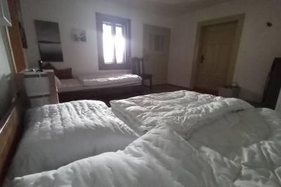 Spálňa s manželskou a 1-lôžkovou posteľou, Drevenica u Medveďa, Polomka