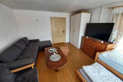 Obývačka s gaučom, TV a 1-lôžkom s prístelkou, Drevenica u Medveďa, Polomka