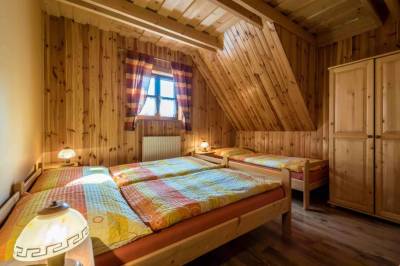 Spálňa s manželskou a 1-lôžkovou posteľou, Chata pod Vŕškom, Terchová