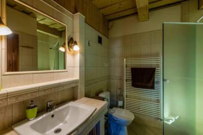 Kúpeľňa so sprchovacím kútom a toaletou, Chata pod Vŕškom, Terchová