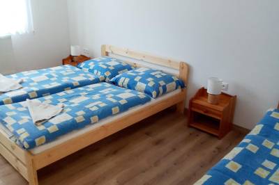 Spálňa s manželskou a 1-lôžkovou posteľou, Chalupa Pavlínka, Terchová