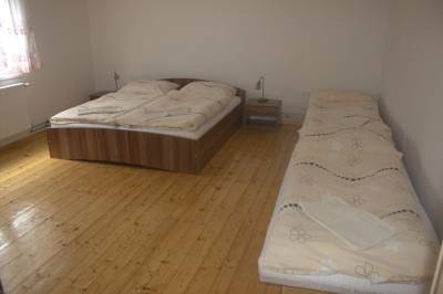 Spálňa s manželskou a 1-lôžkovými posteľami, Chalupa Pavlínka, Terchová