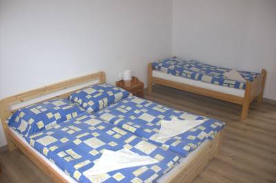 Spálňa s manželskou a 1-lôžkovou posteľou, Chalupa Pavlínka, Terchová