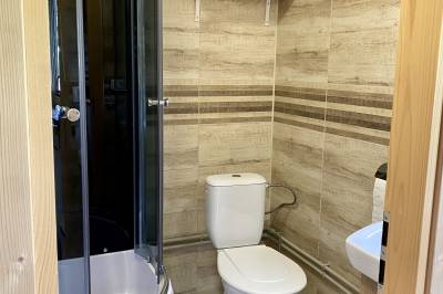 Kúpeľňa so sprchovacím kútom a toaletou, Chata Oliva, Banský Studenec