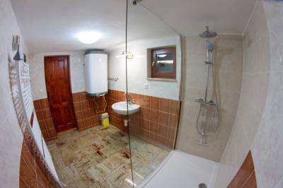 Kúpeľňa so sprchovacím kútom a toaletou, Chalupa Burg nad Banskou Štiavnicou, Štiavnické Bane