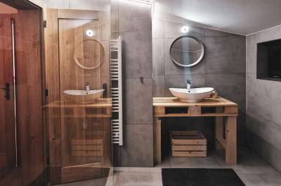 Kúpeľňa so sprchovacím kútom a toaletou, Chata Tirolka, Oščadnica