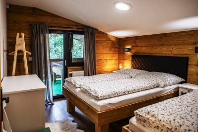 Spálňa s manželskou a 1-lôžkovou posteľou, Chata Tirolka, Oščadnica