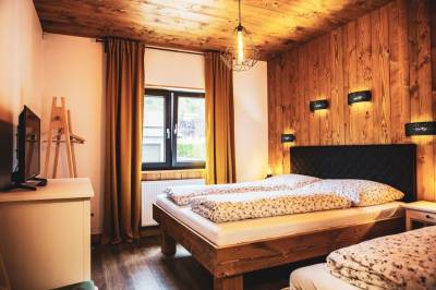 Spálňa s manželskou a 1-lôžkovou posteľou, Chata Tirolka, Oščadnica