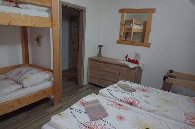 4 lôžková izba (manželská posteľ a poschodová posteľ), Zrub Jánošík, Valča