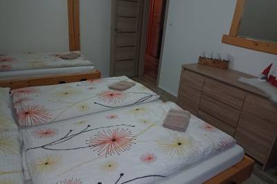 3 lôžková posteľ (manželská posteľ a jednolôžko), Zrub Jánošík, Valča