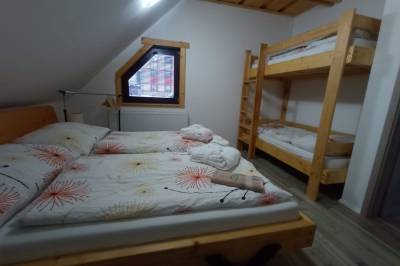 4 lôžková izba (manželská posteľ a poschodová posteľ), Zrub Jánošík, Valča