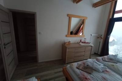 Spálňa s manželskou a 1-lôžkovou posteľou, Zrub Jánošík, Valča