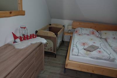 Spálňa s manželskou posteľou a detskou postieľkou, Zrub Jánošík, Valča