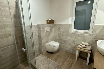 Apartmán 1 - kúpeľňa so sprchovacím kútom a toaletou, Chata Urbanka, Čierny Balog