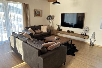 Apartmán 1 - obývačka s gaučom a LCD TV, Chata Urbanka, Čierny Balog