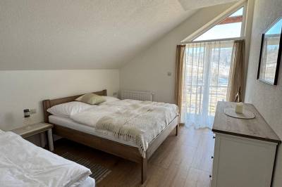 Apartmán 1 - spálňa s manželskou a 1-lôžkovou posteľou, Chata Urbanka, Čierny Balog