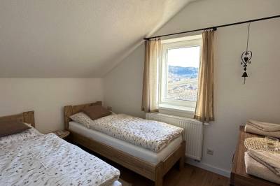 Apartmán 1 - spálňa s manželskou a 1-lôžkovou posteľou, Chata Urbanka, Čierny Balog