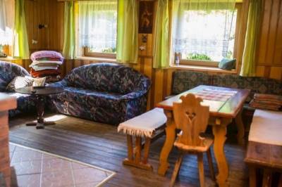 Obývačka s gaučom a jedálenským sedením, Chata KAMA, Vitanová