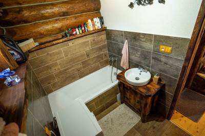 Kúpeľňa s vaňou, Zrub Maxim, Nálepkovo