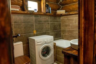 Kúpeľňa s vaňou, práčkou a toaletou, Zrub Maxim, Nálepkovo