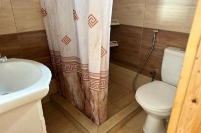 Kúpeľňa so sprchovacím kútom a toaletou, Chatka Nová zem, Podkylava