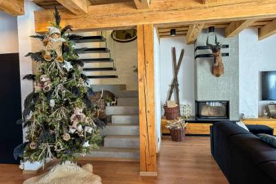 Obývačka s vianočným stromčekom, Chalet Black Deer, Mýto pod Ďumbierom