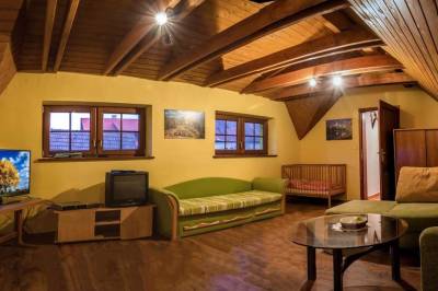 Apartmán - obývačka s gaučom, prístelkou a TV, Ubytovanie U Havrana, Turčianske Jaseno