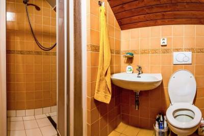 Apartmán - kúpeľňa so sprchovacím kútom a toaletou, Ubytovanie U Havrana, Turčianske Jaseno
