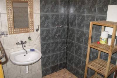 Drevenica - kúpeľňa so sprchovacím kútom, Ubytovanie U Havrana, Turčianske Jaseno