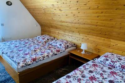 Spálňa s manželskou a 1-lôžkovou posteľou, Chata Astrička, Stará Lesná