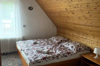 Spálňa s manželskou posteľou, Chata Astrička, Stará Lesná