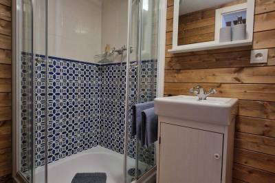 Kúpeľňa so sprchovacím kútom, Drevenica Remata, Ráztočno
