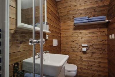 Kúpeľňa so sprchovacím kútom a WC, Drevenica Remata, Ráztočno