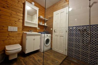 Kúpeľňa so sprchovacím kútom, práčkou a WC, Drevenica Remata, Ráztočno