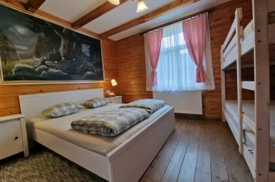 Spálňa s manželskou a poschodovou posteľou, Drevenica Remata, Ráztočno