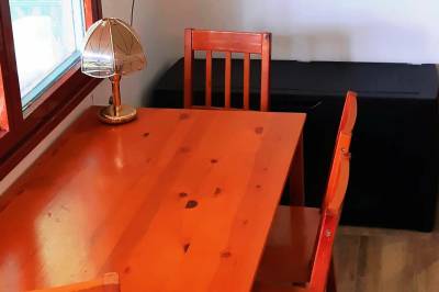 Stôl so stoličkami, DeLuxe Holiday Cottage, Ohrady