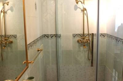 Kúpeľňa so sprchovacím kútom, DeLuxe Holiday Cottage, Ohrady