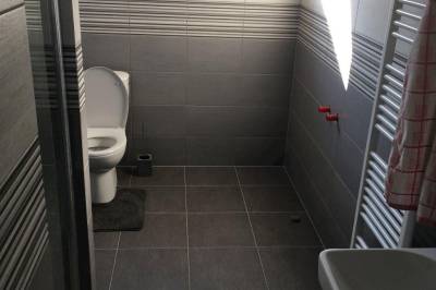 Kúpeľňa so sprchovacím kútom a toaletou, Chata U Gajdoša, Oščadnica