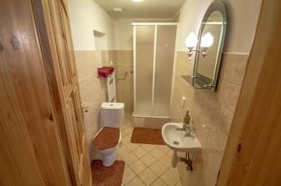 Kúpeľňa so sprchovacím kútom a toaletou, Chata Bystrina, Smižany