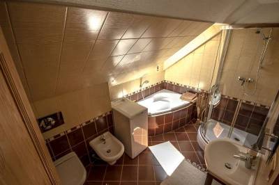 Kúpeľňa s vaňou, sprchovacím kútom a WC, Chata Bystrina, Smižany